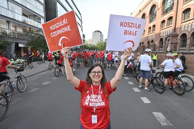 Biało-czerwonym peletonem rowerzyści uczcili Powstanie Warszawskie 