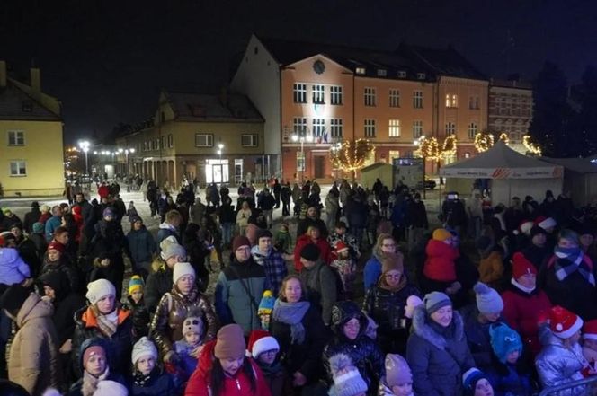 Tłumy na żorskim rynku. Miasto oficjalnie rozpoczęło sezon świąteczny. Rozświetlenie choinki i wizyta Mikołaja ZDJĘCIA