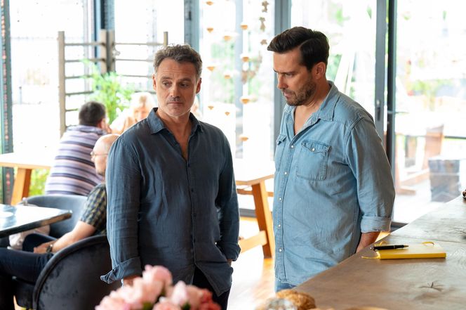 Barwy szczęścia odc. 3125. Lekarz Karol Czubak (Jan Wieczorkowski), Damian (Michał Lesień-Głowacki)