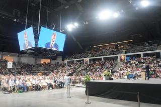 Kongres Świadków Jehowy w Olsztynie. W hali Urania chrzest przyjęli nowi członkowie [ZDJĘCIA]
