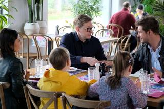 M jak miłość odc. 1744. Iza (Adriana Kalska), Radek (Philippe Tłokiński), Marcin (Mikołaj Roznerski), Maja (Laura Jankowska), Szymek (Staś Szczypiński)