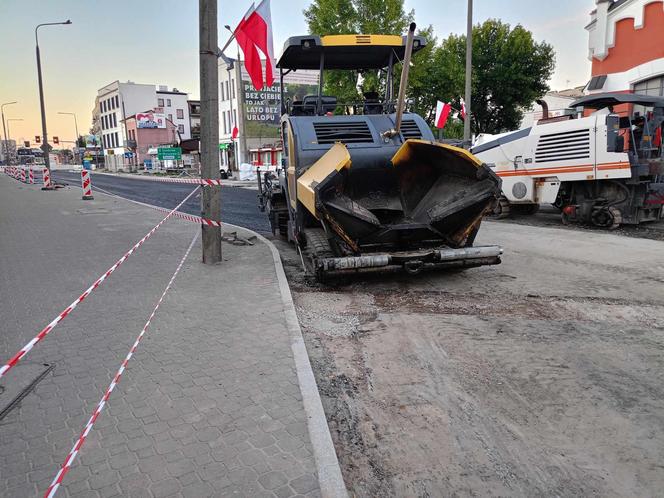 Na ul. Armii Krajowej powstaje już nowa nawierzchnia. Jej skrzyżowanie z ulicami Wojskową i Piłsudskiego zostanie zamknięte na kilka dni.