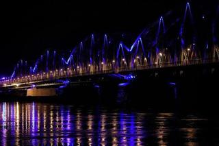 Toruń solidarny z Izraelem. Most w barwach narodowych tego kraju
