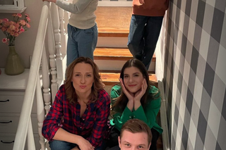 Barwy szczęścia na planie. Asia Sokalska (Anna Gzyra), Emil (Artem Malaszczuk), Hubert (Marek Molak), Agata (Natalia Zambrzycka), Marysia (Nina Szumowska)