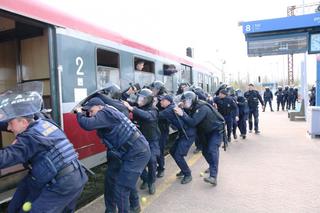 Akcja policji na dworcu Kaliskim. Funkcjonariusze musieli się bronić i ewakuować rannych z pociągu pełnego kibiców [ZDJĘCIA]