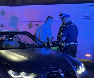 Warszawa. Kierowca BMW potrącił policjanta. Funkcjonariusz wpadł na maskę auta i huknął na asfalt