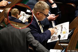 W  czasie obrad Sejmu poseł przeglądał katalog z bronią