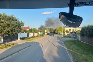 Zapalił się samochód, ogień zajął dom. Dramatyczny pożar w Jabłonnie