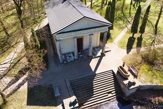  Niezwykła wieś w Łódzkiem. Znajdziesz tam pełen symboliki ogród z XVII wieku 