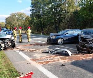 Wypadek w Skórcu, osobówka wbiła się pod ciężarówkę