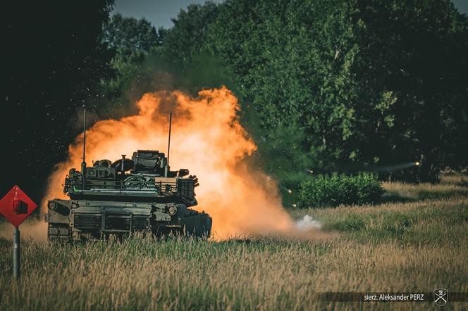 Czołgi Abrams strzelają na poligonie