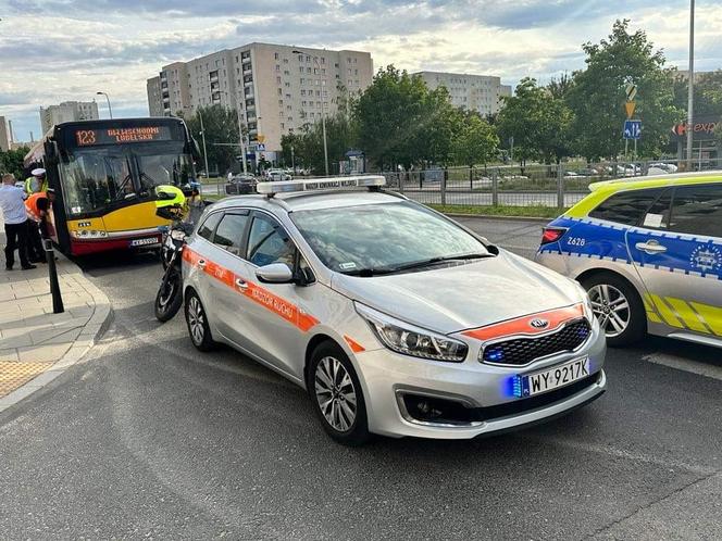 Dantejskie sceny w autobusie. Pasażer roztrzaskał głowę podczas gwałtownego hamowania. Nie żyje