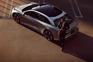 Ten samochód za milion złotych spłonął w Warszawie. Sprawdziliśmy jego osiągi, to prawdziwa bestia!