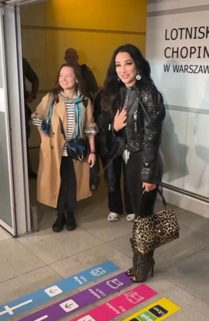 Tak fani powitali Justynę Steczkowską na lotnisku. Były łzy i tulenie. "Byłaś najlepsza"!