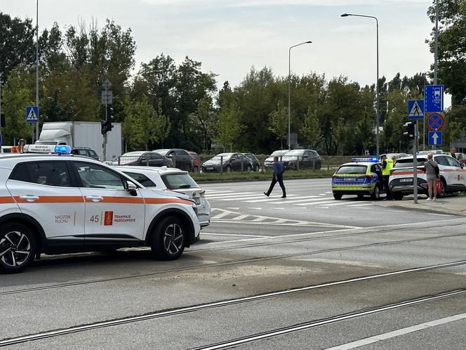 Czołowe zderzenie autobusu miejskiego z tramwajem. Kierowca zasłabł za kierownicą