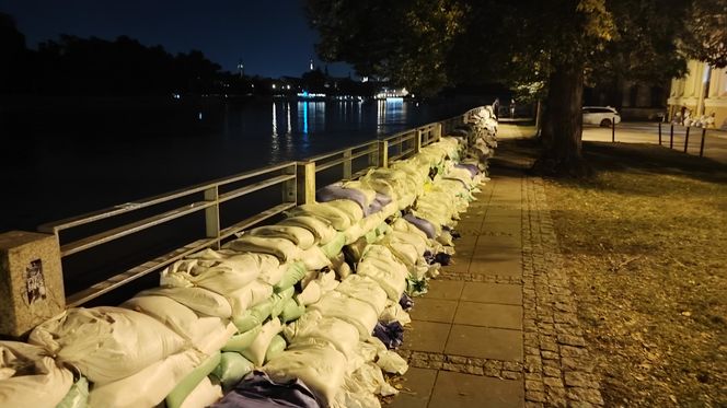 Walka o wrocławskie osiedla nad Odrą i Oławą. Mieszkańcy do późnych godzin nocnych ratowali dobytek