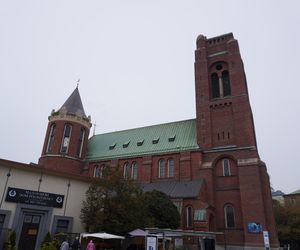 Budynek znajduje się w bezpośrednim sąsiedztwie placu Narutowicza