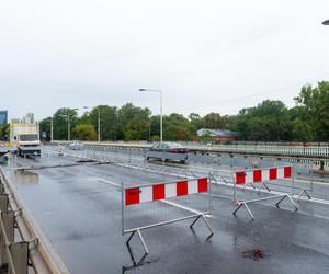 Barierki na moście Gdańskim w Warszawie. Część jezdni została zamknięta