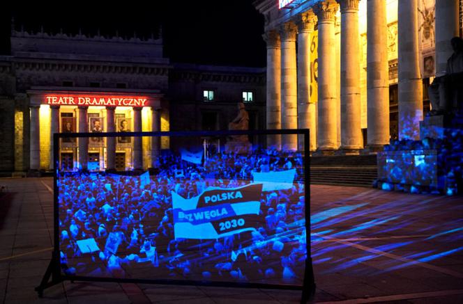 Przez centrum stolicy przeszedł marsz hologramów! Młodzieżowy Strajk Klimatyczny odbył się pomimo koronawirusa