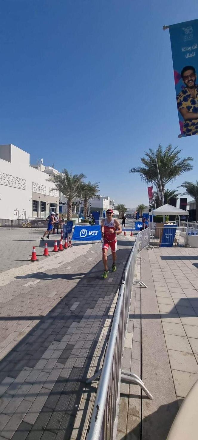 Strażak z Olsztyna mistrzem świata! Do domu wrócił z triathlonowym złotem [ZDJĘCIA]