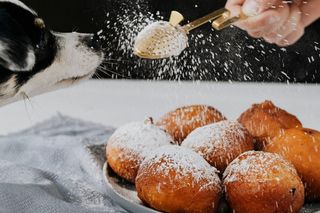 Serowe pączki z piekarnika. 8 sztuk ma mniej kalorii niż 2 smażone pączki