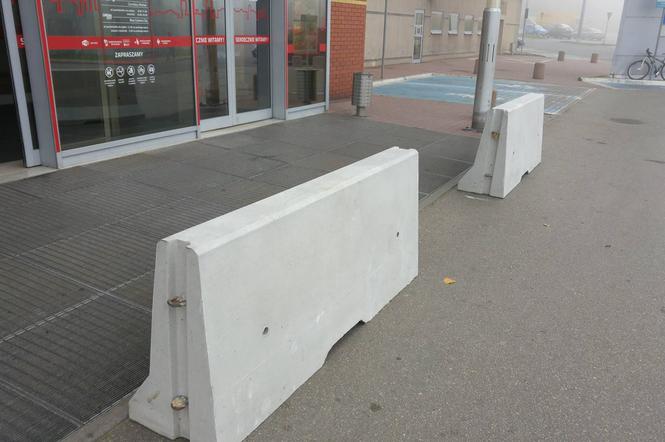 Widzieliście te betonowe zapory przed CH Plaza? Mają chronić przed potencjalnym atakiem!