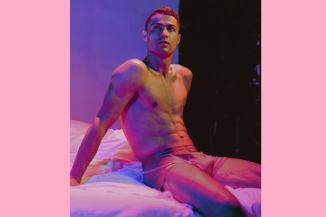 Cristiano Ronaldo reklamuje różowe majtki