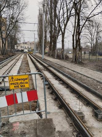 Wpadł do wykopu i zmarł. Co się stało na przystanku grozy?