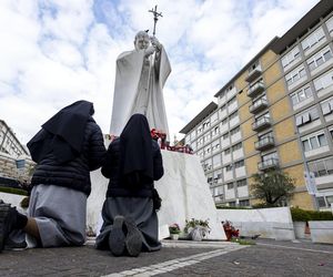 Wierni modlą się za papieża Franciszka. Tłum pod kliniką Gemelli w Watykanie