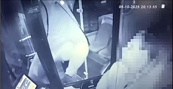 Furiat zaatakował kierowcę autobusu. Wszystko się nagrało, teraz szuka go policja