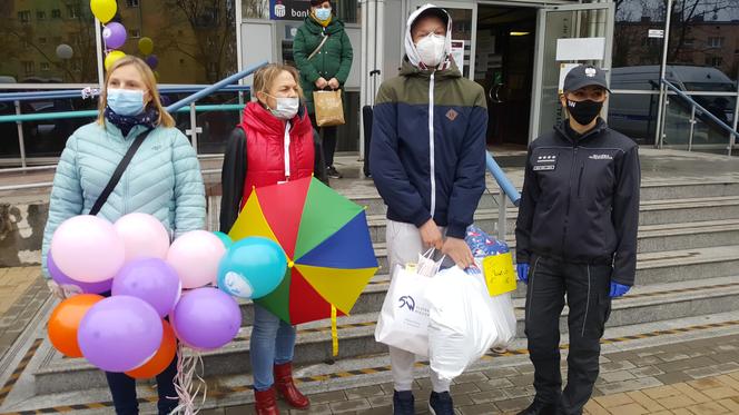 Samochody wypełnione prezentami. To dla dzieci z bydgoskich szpitali [WIDEO, ZDJĘCIA]