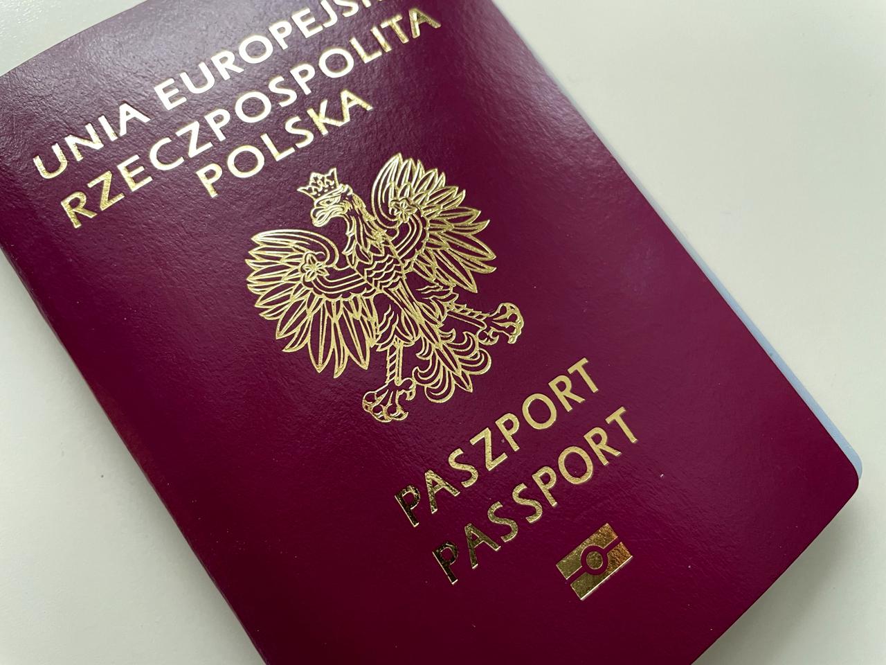 Ogromne kolejki i mnóstwo wniosków. Mieszkańcy Małopolski szturmują punkty paszportowe
