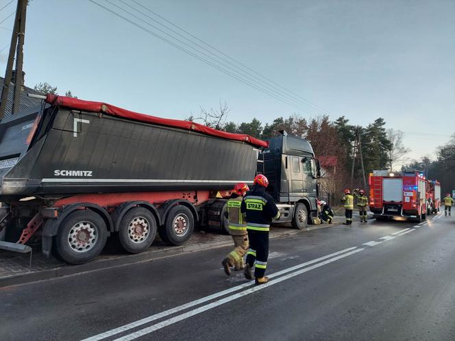 Wypadek ciężarówki i dwóch osobówek w Wąchocku! W akcji grupa chemiczna ze Skarżyska