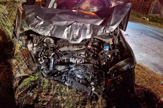 Samochód przebił ścianę domu, cegły pospały się na biurko