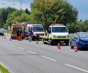 Wypadek na alei Krakowskiej w Raszynie. Dwa auta rozbite, trzy osoby ranne