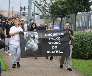 Setki osób upamiętniły Oliwiera. 20-latek zmarł po interwencji policji. Zabili go jak zwierzę