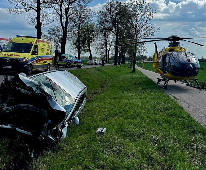 Huknęła oplem w drzewo. Wielu rannych, lądował śmigłowiec