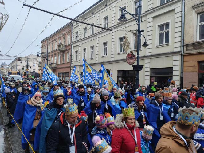 Kolorowy Orszak Trzech Króli w Łodzi. W centrum miasta pojawiło się mnóstwo osób [ZDJĘCIA]