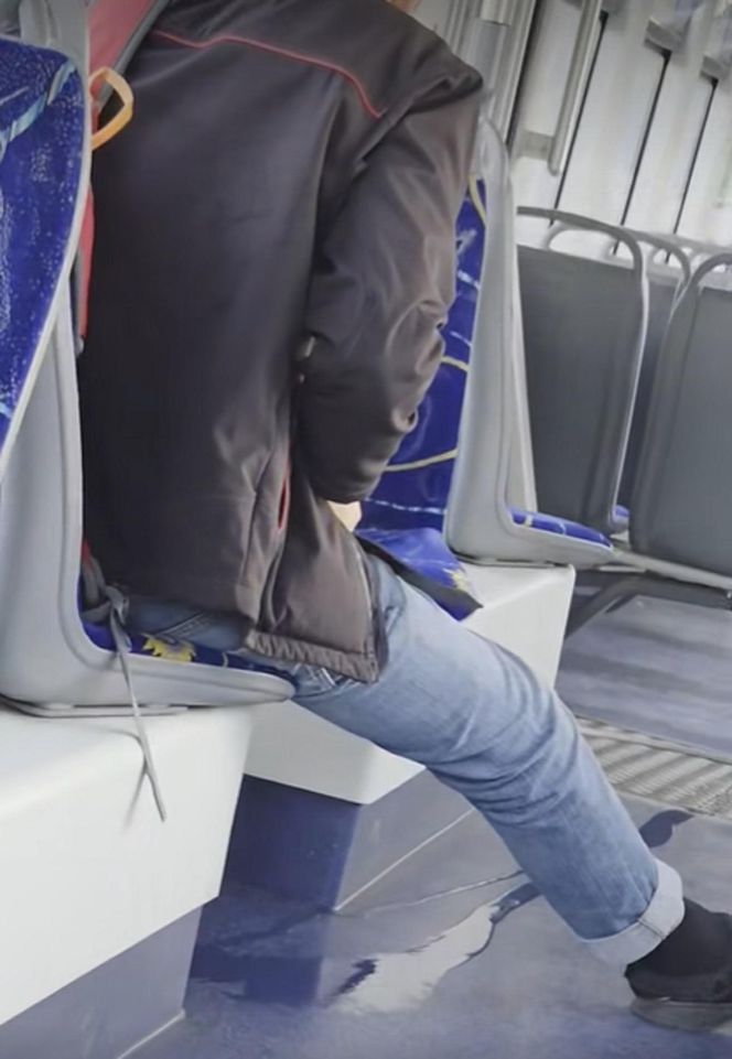 Oddał mocz w toruńskim tramwaju. Wszystko się nagrało