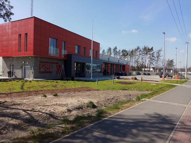 Legionowscy strażacy pokazują swoją nową remizę