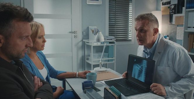 M jak miłość odc. 1889. Dorota (Iwona Rejzner), Bartek (Arkadiusz Smoleński), Artur Rogowski (Robert Moskwa)