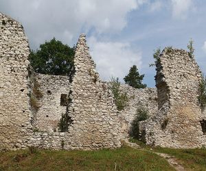 Ta wieś w Małopolsce przez ponad 100 lat była miastem. Średniowieczny zamek przekształcono tam w kościół 