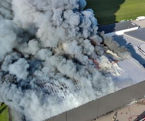 Pożar akumulatorowni na poddaszu zakładu przetwórstwa drobiu w Kawle