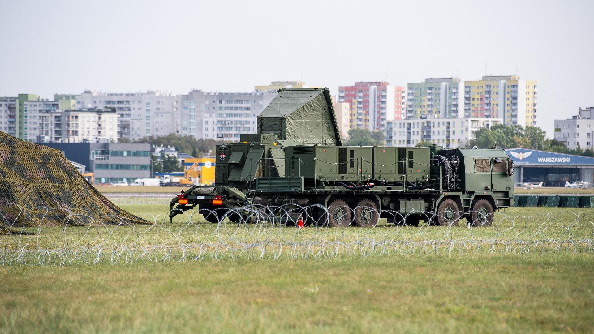 Radar i stanowisko dowodzenia systemu Patriot na Bemowie