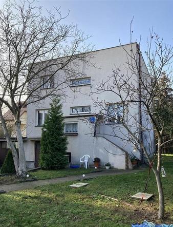 Dom przy ul. Nefrytowej 5 w Warszawie za  729 000 zł (cena oszacowania wynosi 972 000 zł) z