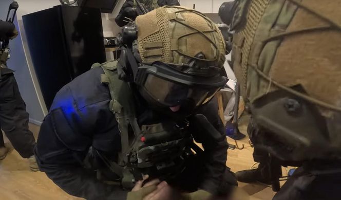 Strzelanina w Bydgoszczy, mężczyzna z raną brzucha. Policjanci weszli do sprawcy o 6.15! Jest NAGRANIE