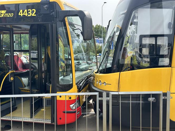 Czołowe zderzenie autobusu miejskiego z tramwajem. Kierowca zasłabł za kierownicą