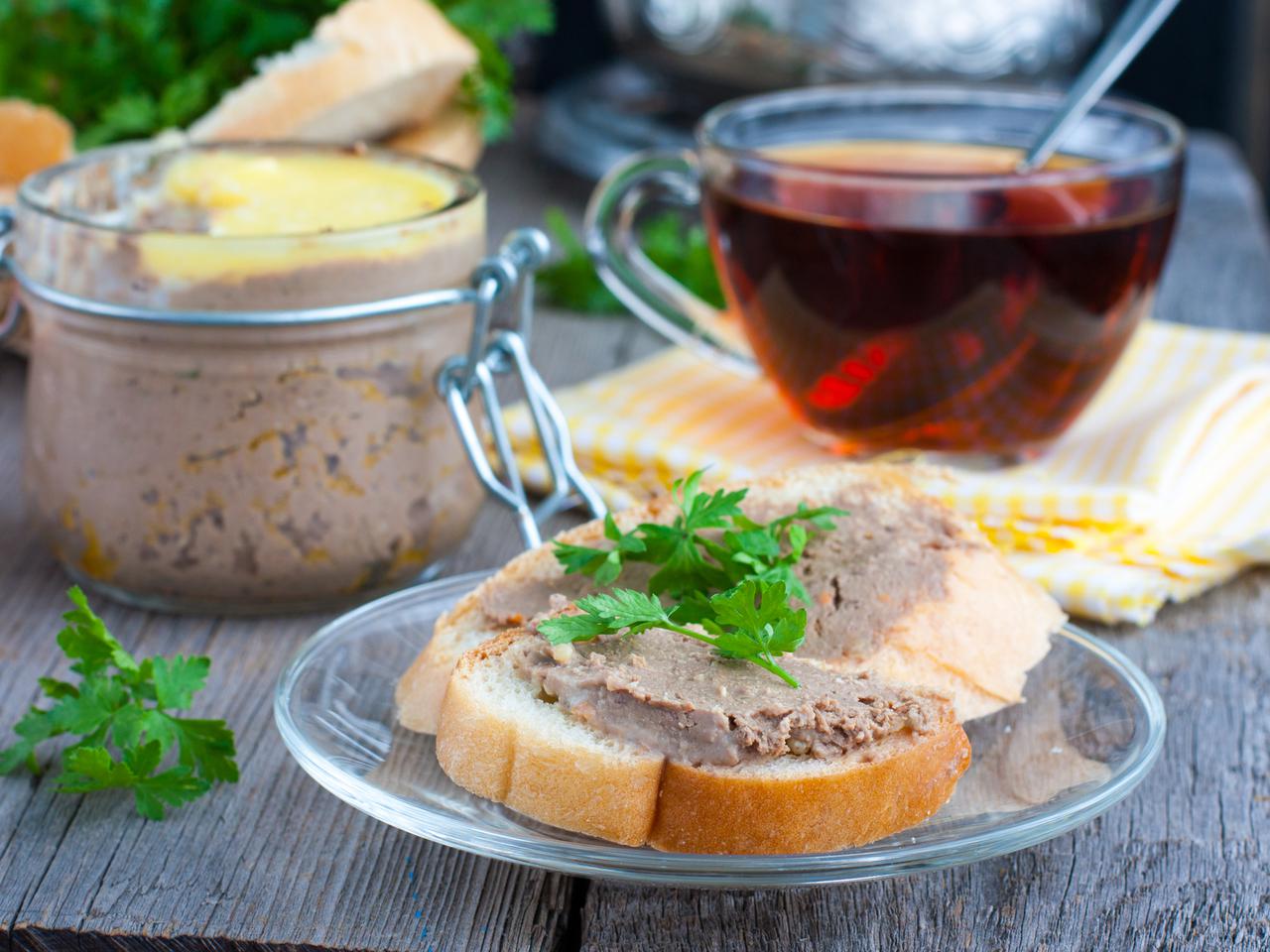 Pasztet drobiowy do smarowania z wątróbek i kaszy manny: przepis na tanie i pyszne smarowidło do chleba