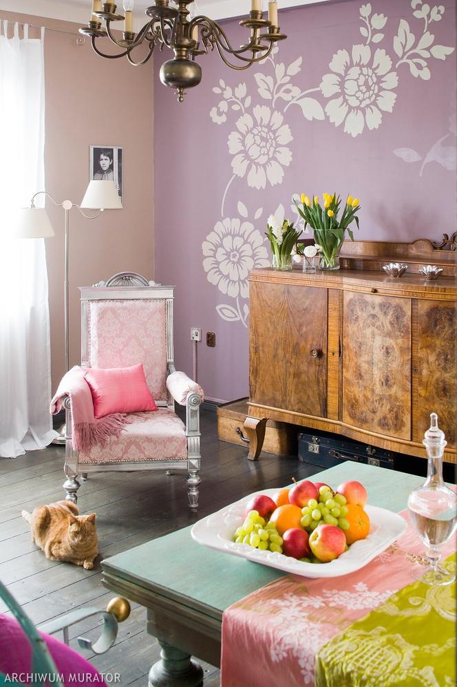 Salon z różową fototapetą