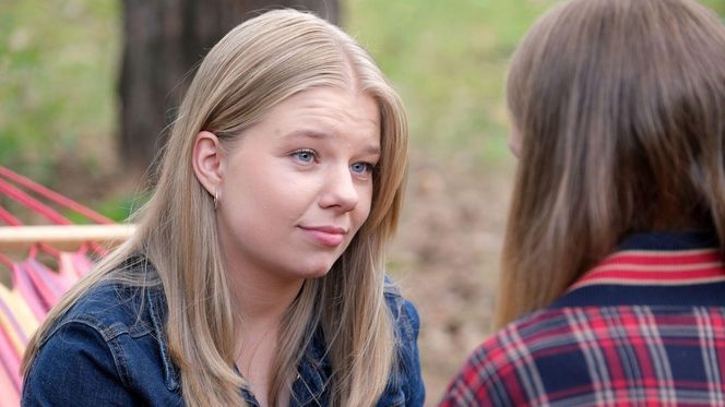 M jak miłość, odcinek 1888. Sara (Nadia Smyczek), Lenka (Olga Cybińska)